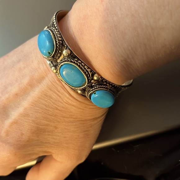 Vintage turquoise adjustable silver cuff. Hard to fine 34.82 grams.BoxeMARK DOWN - Picture 10 of 11